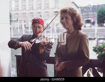 EVELYN HAMANN GESCHICHTEN AUS DEM LEBEN-Corinna Saling (EVELYN HAMANN) ist reingeredet Ganz Gerührt von Dem Ständchen, Das Ihr der Straßenmusikant (MARTIN SEMMELROGGE) Widmet. Regie: Hajo Gies aka. Bei Stockfoto