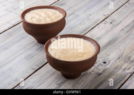 Mishti Doi oder Mishti Dahi oder Mitha Dahi übersetzen als süße Dahi oder süßen Joghurt. Stockfoto