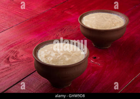 Mishti Doi oder Mishti Dahi oder Mitha Dahi übersetzen als süße Dahi oder süßen Joghurt. Stockfoto