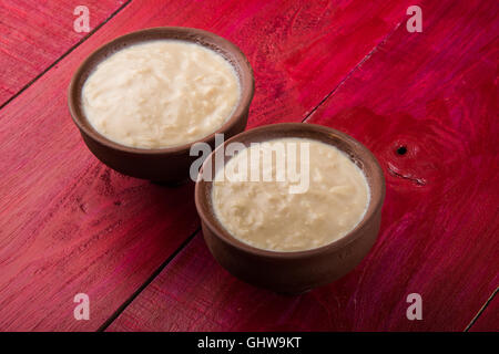 Mishti Doi oder Mishti Dahi oder Mitha Dahi übersetzen als süße Dahi oder süßen Joghurt. Stockfoto