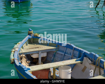 alte hölzerne Ruderboot Bogen in malta Stockfoto