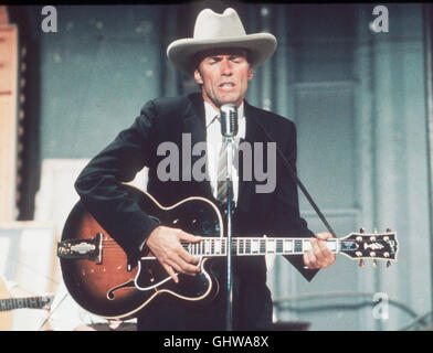 HONKYTONK MAN USA 1982 - Clint Eastwood Nach 30 Jahren Provinz-Tingelei Erhält der Todkranke Country-Sänger Red Stovall (CLINT EASTWOOD) sterben Große Chance: Einen Auftritt in der Grand Ole Opry in Nashville rot begann Mit seit 14jährigen Neffen Whit Und seit Großvater Zu Einer Ebenso Rührend-Witzigen Wie Abenteuerlichen Odyssee ins Mekka der Country-Musik... Regie: Clint Eastwood aka. Honkytonk Man Stockfoto