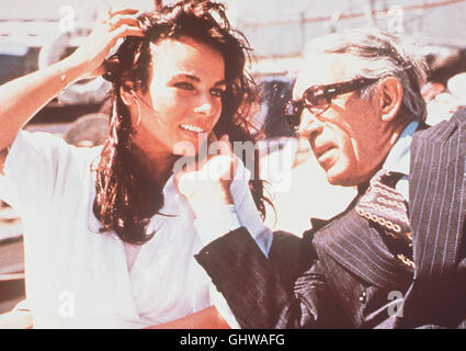 DER GROSSE griechische - Der Schwerreiche Griechische Reeder Tomasis (ANTHONY QUINN) ist Fasziniert von der Attraktiven Frau des Präsidenten der Vereinigten Staaten, Liz Cassidy. Nach Einem Attentat Auf Den Präsidenten Wird Sie Zur Blumenzwiebelarten. Tomasis Verläßt Seine Geliebte Und Setzt Alles Daran, Sie Zu Jahrmarktssängerin. Foto: Szene Mit Sophia Matalas (MARILU TOLO). Regie: J. Lee Thompson Alias. Die griechischen Tycoon Stockfoto