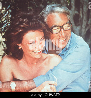 Die Greek Tycoon Der Schwerreiche Griechische Reeder Tomasis (ANTHONY QUINN) ist Fasziniert von der Attraktiven Frau des Präsidenten der Vereinigten Staaten, Liz Cassidy (JACQUELINE BISSET). Nach Einem Attentat Auf Den Präsidenten Wird Sie Zur Blumenzwiebelarten. Tomasis Verläßt Seine Geliebte, Eine Berühmte Harfenspieler; Und Heiratet Liz Cassudy. Doch von Anfang eine Geht es in der Spektakulären EHST Stürmisch Zu... Regie: J. Lee Thompson Alias. Die griechischen Tycoon Stockfoto