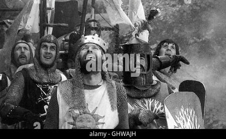 DIE RITTER DER KOKOSNUß Monty Python Heilige Gral Das Schottisch Hochland Im Jahre 932: Auf der Suche Nach Geeigneten Rittern Für Seine Gesangsvereins Reiten König Arthur (GRAHAM CHAPMAN, R) Und Sein Knappe Patsy (JOHN CLEESE) Durch Die Landschaft. Sterben Sie Reise ist Hart, Denn der Sparsame König Verzichtet Beim Reiten Auf Ein Pferd. Erschwerend Kommt Hinzu, Daß der König Seinen Untertanen Weitestgehend Unbekannt ist. Weder sterben Mitglieder Einer Anarcho-Syndikalistischen Landkommune, Noch sterben Burgbewohner, Bei Denen Arthur Edle Ritter Sucht, Haben Je Etwas von Dachmarke König Gehört... Regie: Terry Gilliam Stockfoto