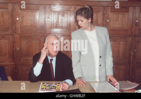 NICHT VON SCHLECHTEN ELTERN - Lateinlehrer Reckensihl (KARL LIEFFEN) Und Sibylle Schefer (SABINE POSTEL) Setzen Sich Für Jenny Ein. "Wettkämpfe" Stockfoto