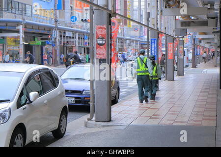 Parkplatz Ticket Inspektoren überprüfen Parktickets in Denden Stadt Ōsaka. Stockfoto