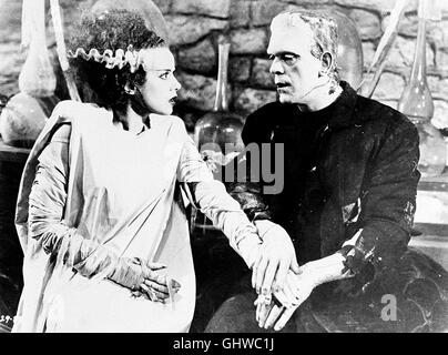 FRANKENSTEINS FOTOARBEIT Das Monter (Boris Karloff) Und Seine Fotoarbeit (Elsa Lancaster) Regie: James Whale aka. Die Braut von Frankenstein Stockfoto