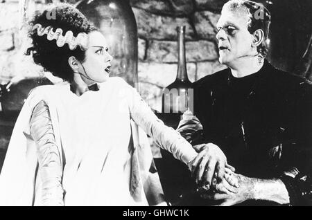 FRANKENSTEINS FOTOARBEIT Das Monter (Boris Karloff) Und Seine Fotoarbeit (Elsa Lancaster) Regie: James Whale aka. Die Braut von Frankenstein Stockfoto