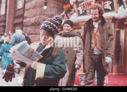 KEVIN - ALLEIN IN NEW YORK - In New York Trifft Kevin (MACAULAY CULKIN) Ausgerechnet Jene Gauner (JOE PESCI als Harry Und DANIEL STERN als Marv), sterben äh Schon Ein Mal Hinter Gittern Gebracht Hat. Regie: Chris Columbus aka. Home Alone 2: Lost in New York Stockfoto