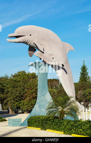 Grassy Key, Florida Keys Dolphin Research Center, Erwachsene mit Baby-Delphin-Skulptur Stockfoto