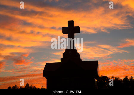 Sonnenuntergang, Heiliges Herz Friedhof, New Britain, Connecticut Stockfoto