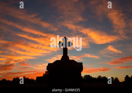 Sonnenuntergang, Heiliges Herz Friedhof, New Britain, Connecticut Stockfoto