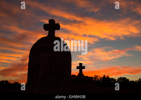 Sonnenuntergang, Heiliges Herz Friedhof, New Britain, Connecticut Stockfoto