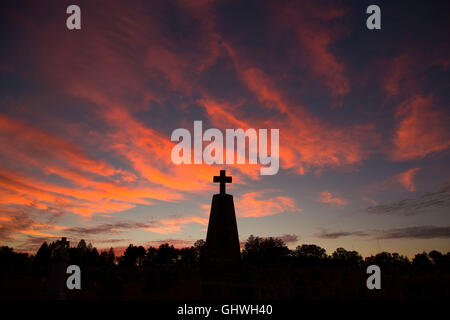 Sonnenuntergang, Heiliges Herz Friedhof, New Britain, Connecticut Stockfoto