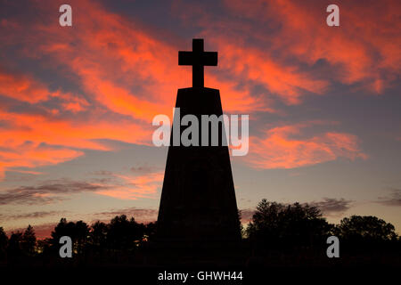 Sonnenuntergang, Heiliges Herz Friedhof, New Britain, Connecticut Stockfoto