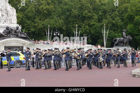 Die Band von der Royal Air Force bieten musikalischen Begleitung zu den Wachen-Zeremonie, Buckingham Palace, London Stockfoto