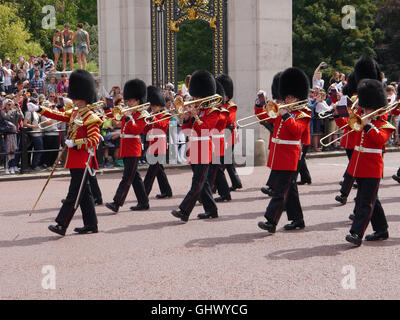 Die Band von den Coldstream Guards marschieren in Richtung Buckingham Palace in Vorbereitung auf den Wechsel der Wachablösung Stockfoto