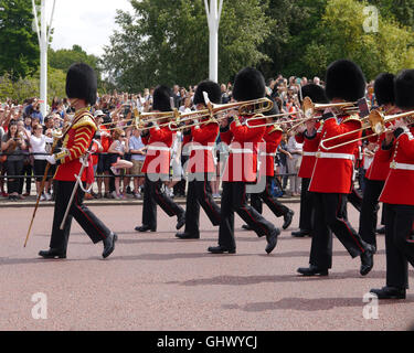 Die Band von den Coldstream Guards marschieren in Richtung Buckingham Palace in Vorbereitung auf den Wechsel der Wachablösung Stockfoto