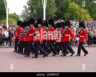 1. Bataillon Royal Welsh Fusiliers marschieren in Richtung Buckingham Palast in der Vorbereitung für die Wachablösung. Stockfoto