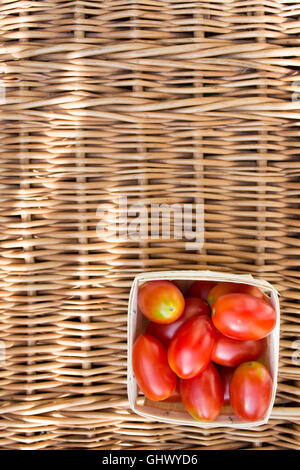 Tomaten und den hölzernen Hintergrund Stockfoto