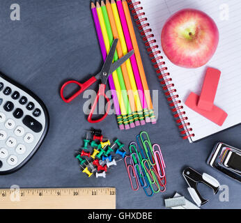 Ansicht von oben zurück zu Schule-Versorgungsmaterialien auf positioniert gelöscht Tafel. Stockfoto