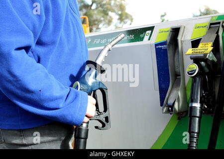 Männlichen Erwachsenen tanken Benzin bei BP - British Petroleum Zapfsäule in Melbourne Victoria Australien Stockfoto