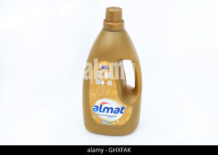 Australische Aldi Almat Wäsche Flüssigprodukte vor weißem Hintergrund Stockfoto