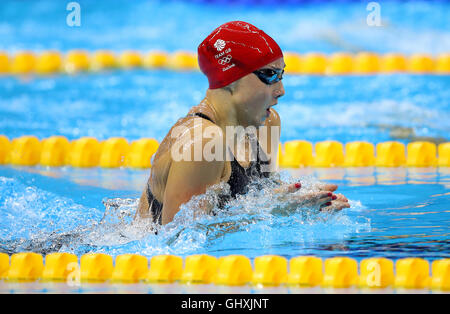 Großbritanniens Chloe Tutton konkurriert in der Frauen 200m Brustschwimmen Semi Final 1 im Olympiastadion Aquatics am fünften Tag der Olympischen Spiele in Rio, Brasilien. Stockfoto