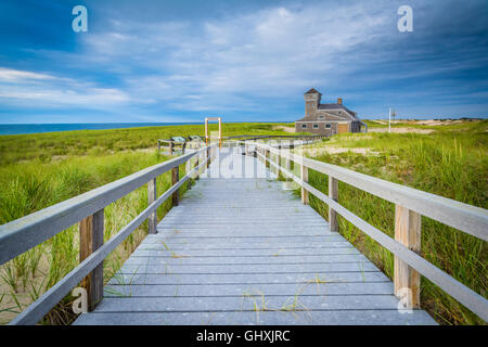 Promenade und den alten Hafen USA lebensrettende Talstation Race Point, in der Provinz Ländereien am Cape Cod National Seashore, Massa Stockfoto