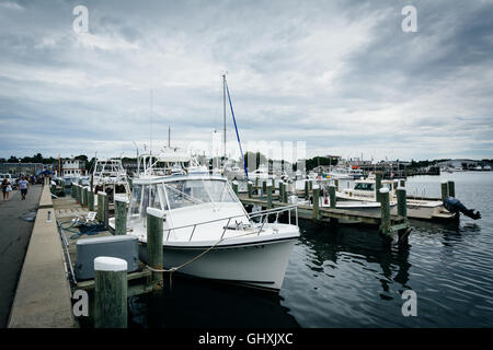 Boote und Docks im Hafen von Hyannis, Cape Cod, Massachusetts. Stockfoto