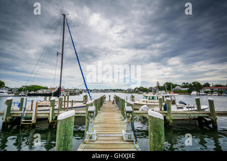 Boote und Docks im Hafen von Hyannis, Cape Cod, Massachusetts. Stockfoto