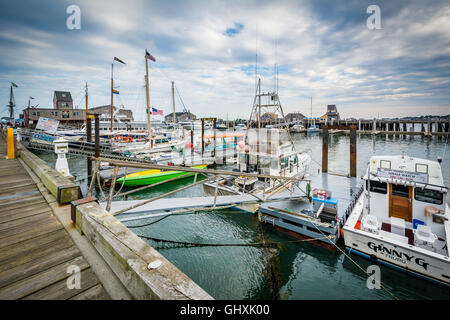 Boote angedockt an der MacMillan Pier in Provincetown, Cape Cod, Massachusetts. Stockfoto