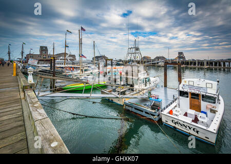 Boote angedockt an der MacMillan Pier in Provincetown, Cape Cod, Massachusetts. Stockfoto