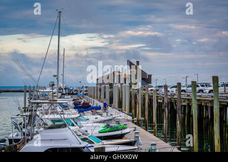 Boote in Provincetown Harbor in Provincetown, Cape Cod, Massachusetts angedockt. Stockfoto