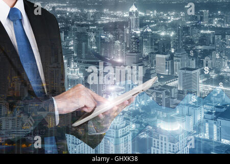 Business-Technologie-Konzept - Doppelbelichtung der Geschäftsmann mit dem Tablet mit finanziellen Business-Grafik. Stockfoto