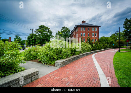 Gehweg und Barnstable Rathaus in Hyannis, Cape Cod, Massachusetts. Stockfoto