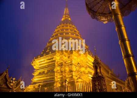 Goldener Tempel im Abendlicht in Thailand Stockfoto