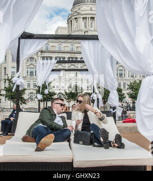 Jetzt ist es Vorhänge Romantik legte auf dem Bett in Liverpool Ray Boswell Stockfoto