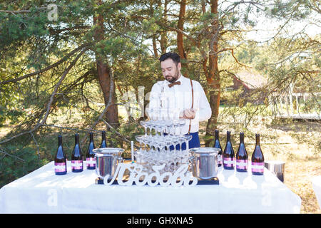 Barkeeper bei der Arbeit in der Open-Air-Hochzeits-Bankett Stockfoto