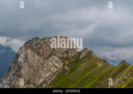 Frauen stehen auf dem Grat in die Lechtaler Alpen, Nord-Tirol, Österreich Stockfoto