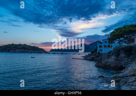 Sonnenuntergang in Sant Elm bei GR 221 in das Tramuntana-Gebirge mit Insel Sa Dragonera im Hintergrund, Mallorca, Spanien Stockfoto