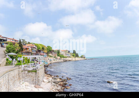 NESSEBAR, Sonnenstrand, Bulgarien - Mai 8: Gemütliche Straße am Ufer des alten Touristenstadt, am 8. Mai 2016 in Nessebar, sonnigen Bea Stockfoto