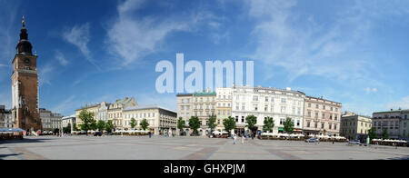 Krakau, Polen - Juni 16: Unidentified Touristen wichtigsten Marktplatz mit Rathaus in Krakau, Polen am 16. Juni, 2013.C Stockfoto