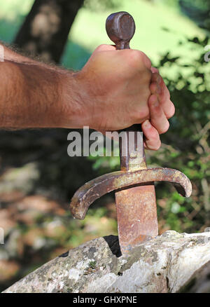 Excalibur Schwert in den Stein und die Hand von König Artus Stockfoto