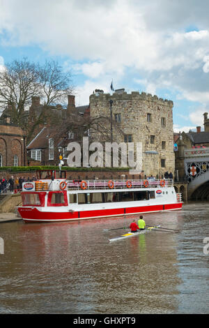 Reise Boot Sehenswürdigkeiten in der Nähe von Lendal Turm in Frühlingssonne auf dem Fluss Ouse, City of York, Yorkshire, Großbritannien Stockfoto