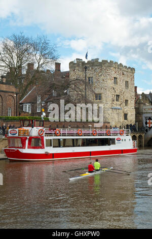 Reise Boot Sehenswürdigkeiten in der Nähe von Lendal Turm in Frühlingssonne auf dem Fluss Ouse, City of York, Yorkshire, Großbritannien Stockfoto
