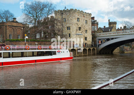 Reise Boot Sehenswürdigkeiten in der Nähe von Lendal Turm in Frühlingssonne auf dem Fluss Ouse, City of York, Yorkshire, Großbritannien Stockfoto
