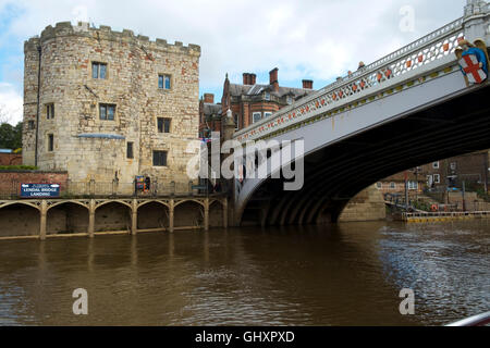 Reise Boot Sehenswürdigkeiten in der Nähe von Lendal Turm in Frühlingssonne auf dem Fluss Ouse, City of York, Yorkshire, Großbritannien Stockfoto