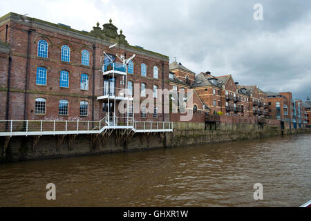 Reise-Boot-Sightseeing in Frühlingssonne auf dem Fluss Ouse, City of York, Yorkshire, Großbritannien Stockfoto